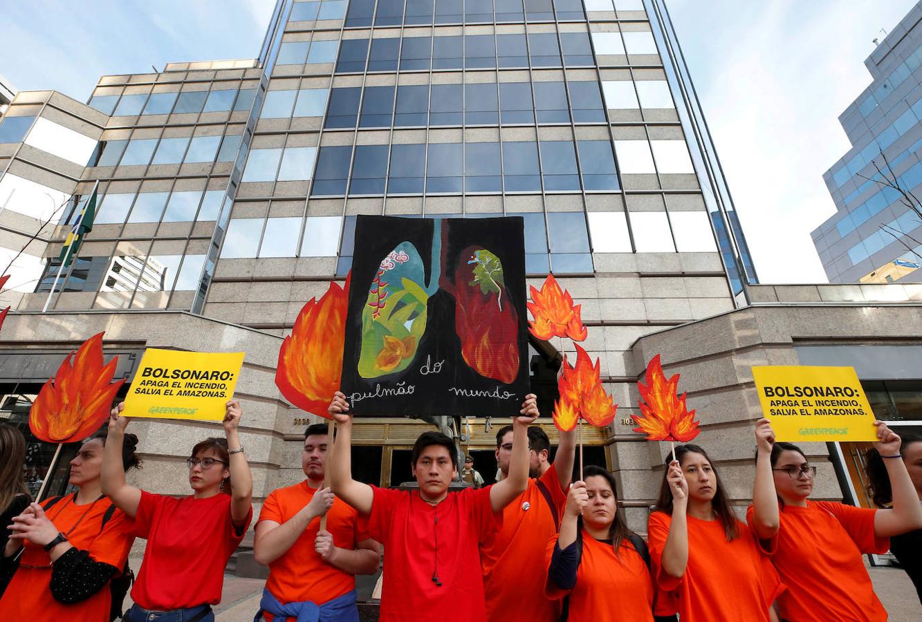 Los manifestantes de las organizaciones ambientales participan en una manifestación frente a la embajada de Brasil para exigir más protección del Amazonas en Santiago, Chile. 