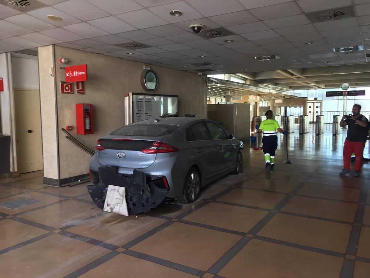 Un coche se estrella contra el apeadero de Renfe del Estadio