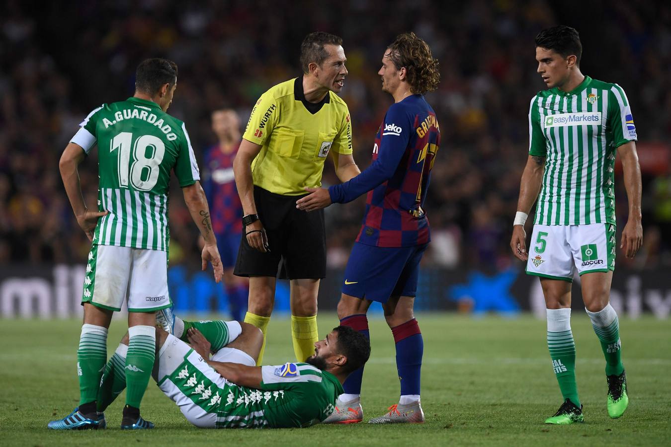 En imágenes, la derrota del Real Betis antes el FC Barcelona en el Camp Nou (5-2)