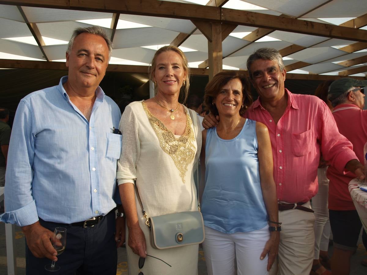 El registrador de la Propiedad en Sanlúcar Nicolás Rodríguez junto a su mujer Ángela Gracián, Mercedes Guerrero y Mikel Artaza. 