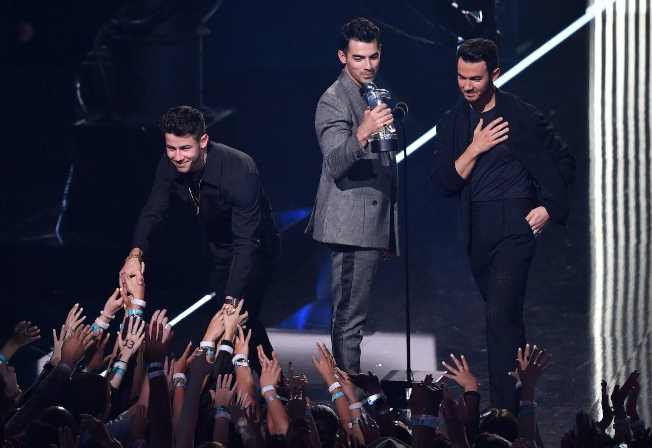 El regreso de los Jonas Brothers fue emocionante e interpretaron su éxito «Sucker». 