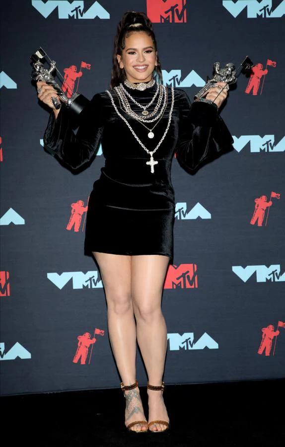 Rosalía se coronó este lunes como la primera artista española en ganar un MTV. Para tal ocasión optó por uno de sus colores fetiche: el negro, tanto para el vestido largo que lució de primeras como para el segundo, con el que subió al escenario. 