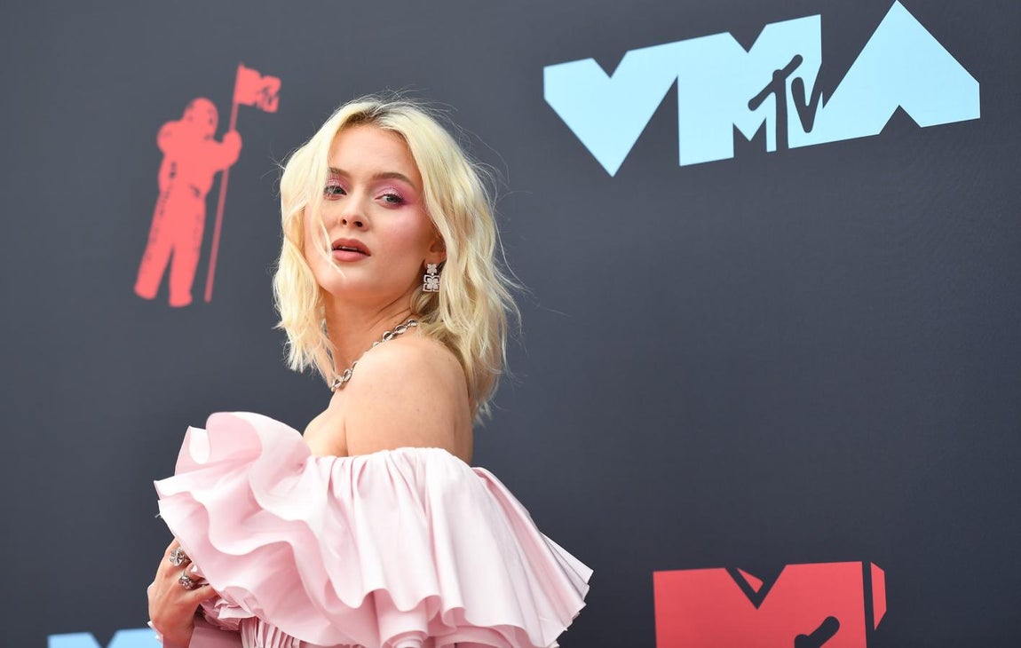 Sin duda el vestido de Zara Larsson para la alfombra roja fue uno de los más llamativos. Se trata de un modelo de Giambattista Valli en color rosa palo con un sinfín de volúmenes y volantes. 