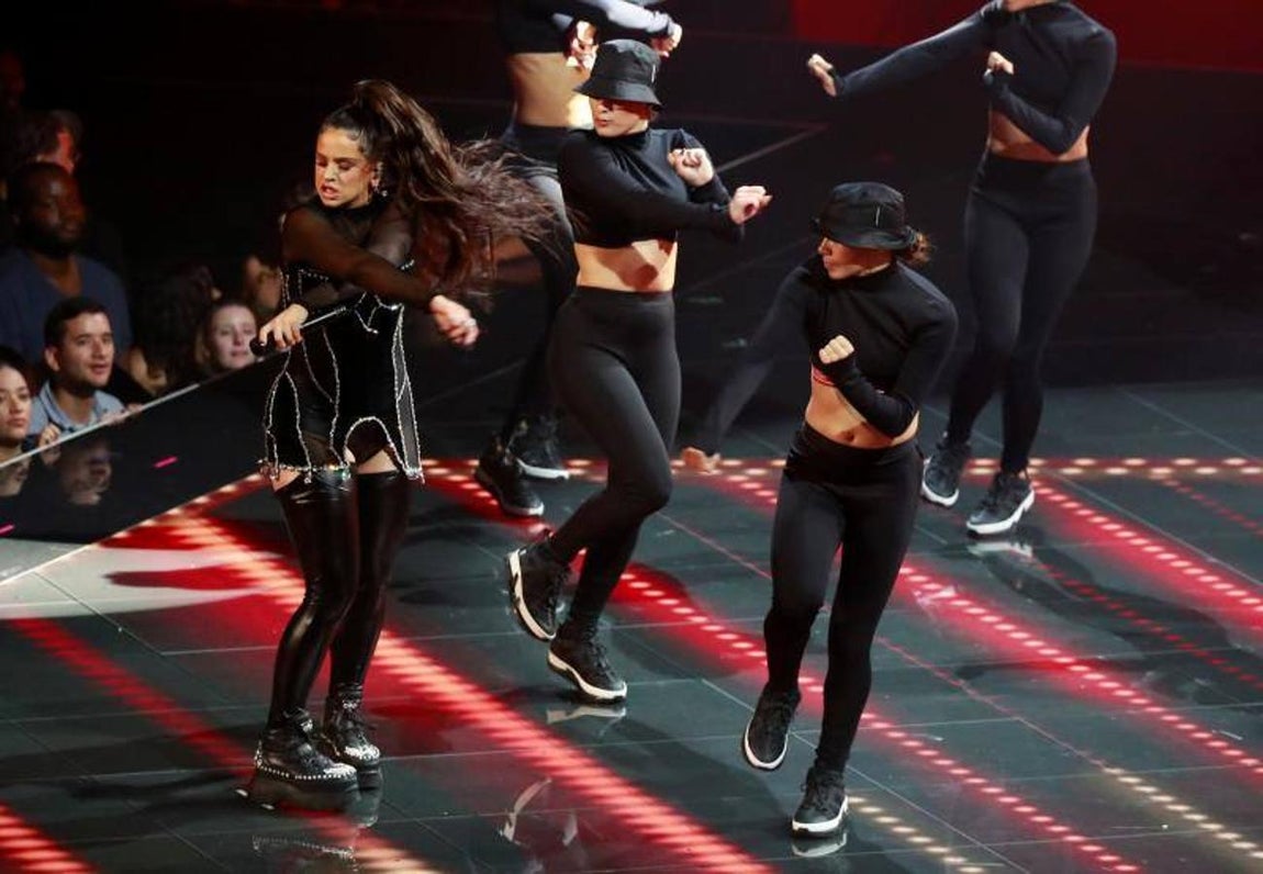 Así fue la actuación y alfombra roja de Rosalía en los MTV VMAs 2019