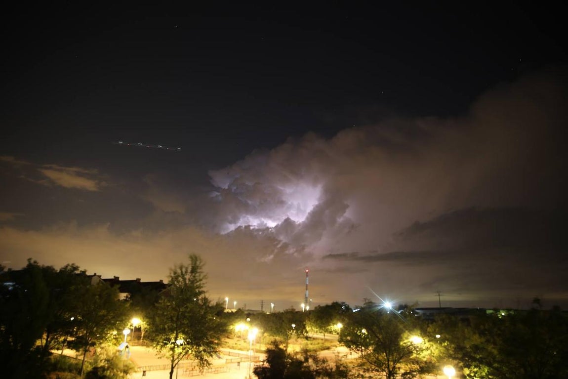 Relámpagos durante la noche en el cielo de Madrid. 