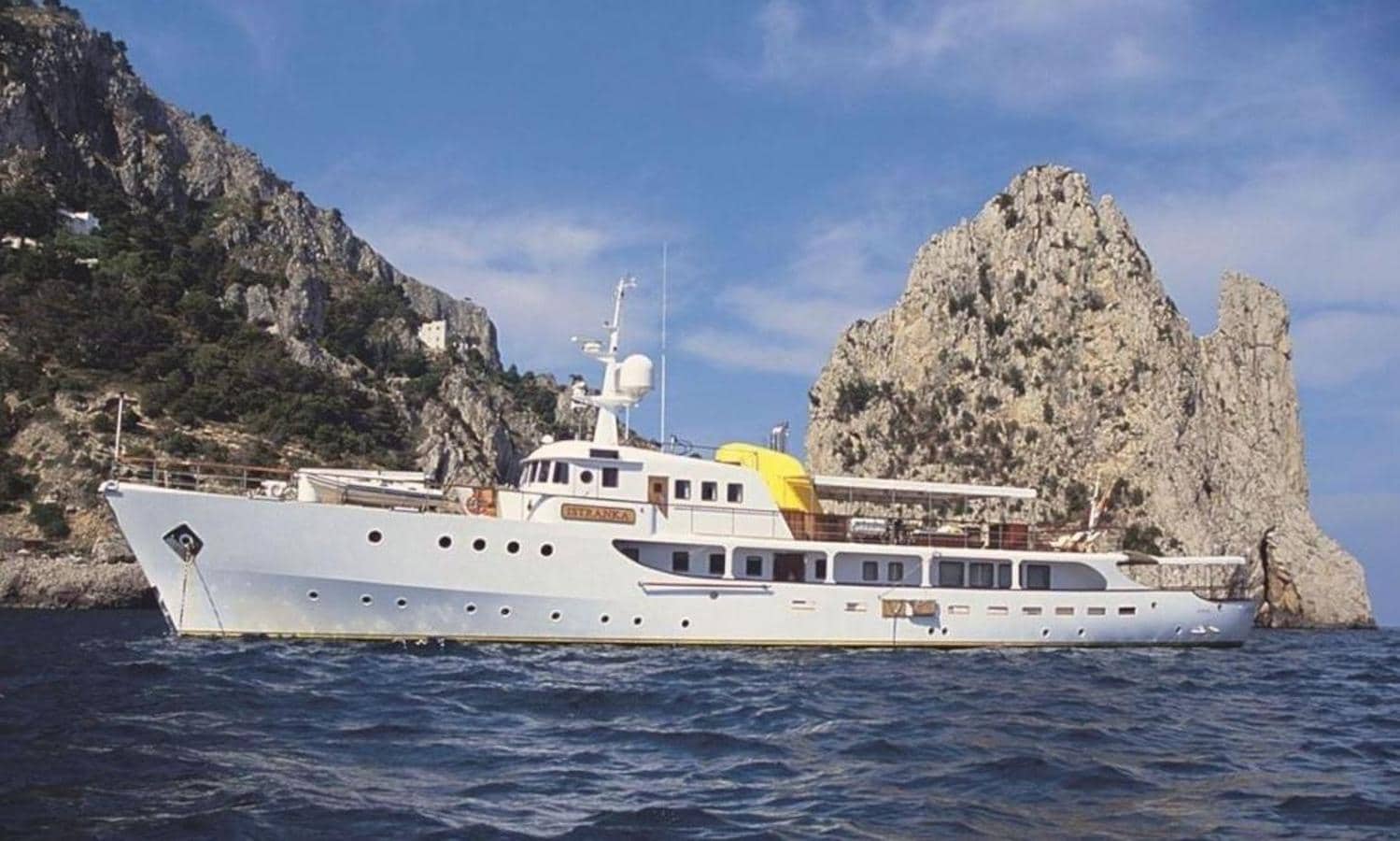 Istranka. El barco, que actualmente se encuentra en las Pitiusas, está registrado en la ciudad italiana de Liguria y está disponible para el alquiler por 70.000 euros a la semana