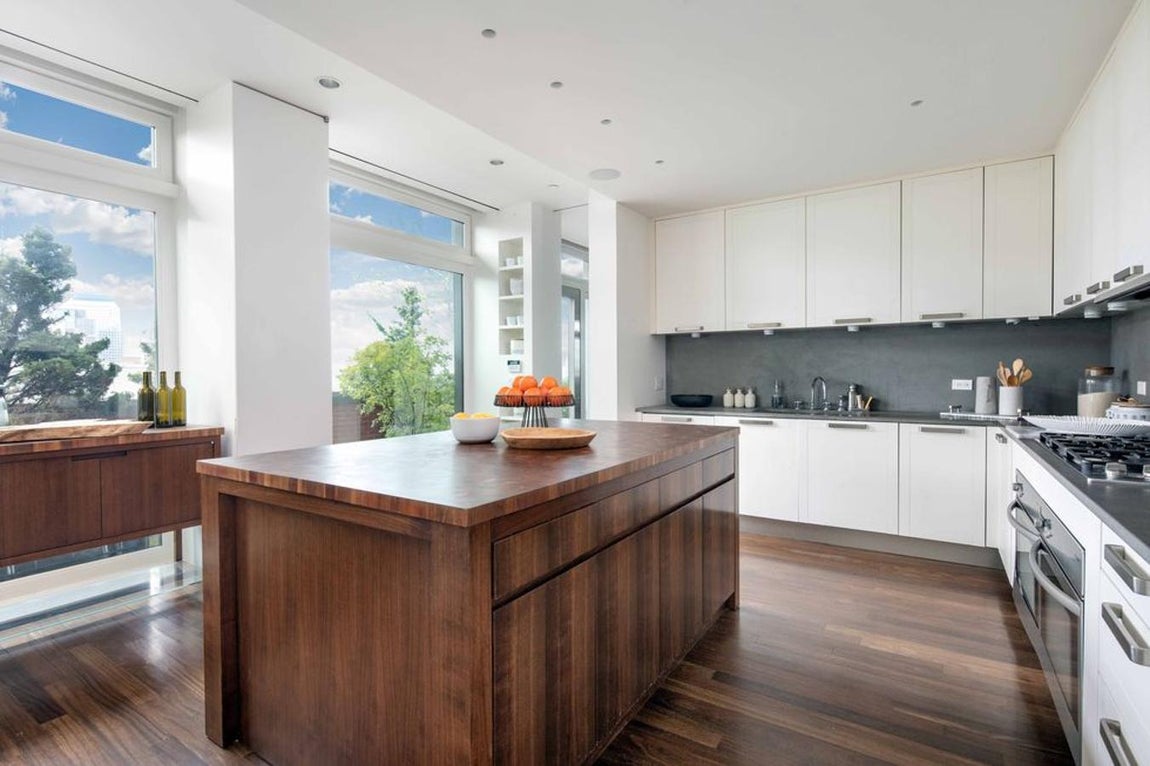 Cocina. Tan solo la cocina se mantiene exacta a hace unos meses, salvo que se ha prescindido de las sillas altas que se encontraban en la isla. Ahora parece haber mucho más espacio y en esta estancia de la casa se encuentran todos los electrodomésticos necesarios para vivir mucho mejor y hacer la vida más fácil.