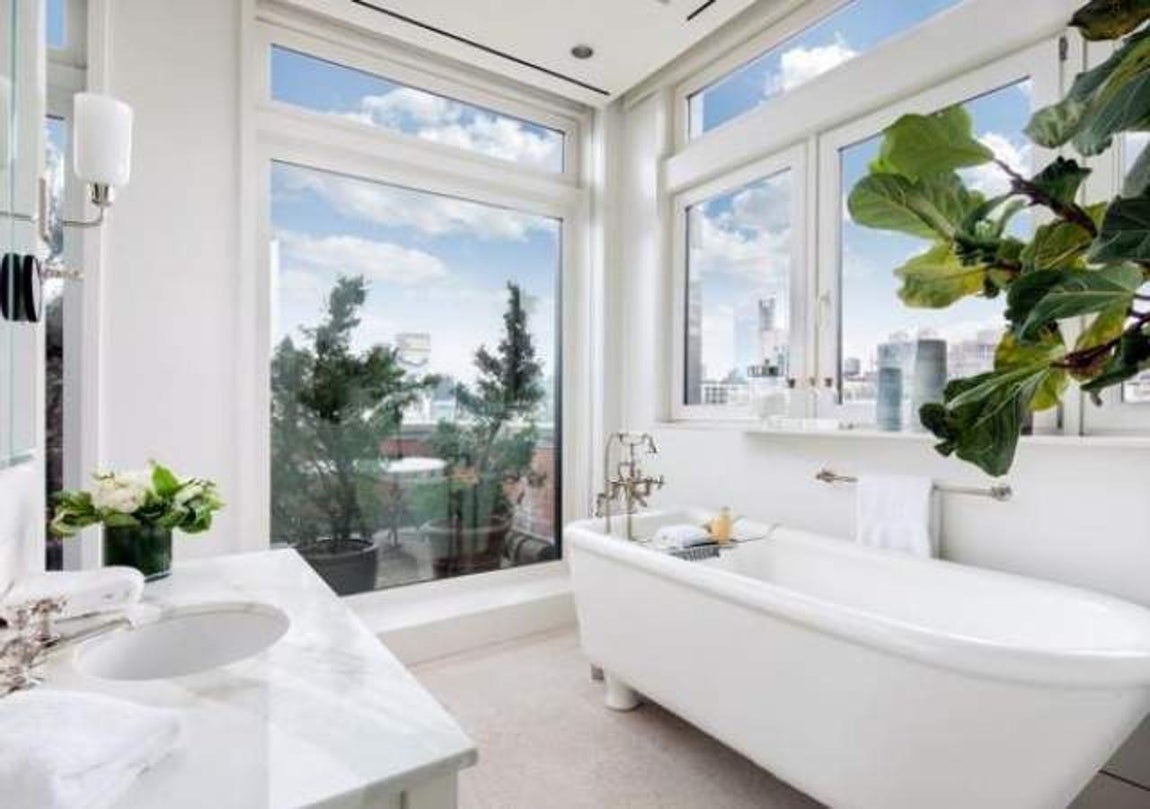 Baño. Uno de los baños también se ve diferente, y eso que no ha sido modificado. Eso sí, el mueble que impedía que la luz natural entrara por la ventana ha desaparecido y ahora hay mucha más claridad. ¡Qué estancia más blanca!