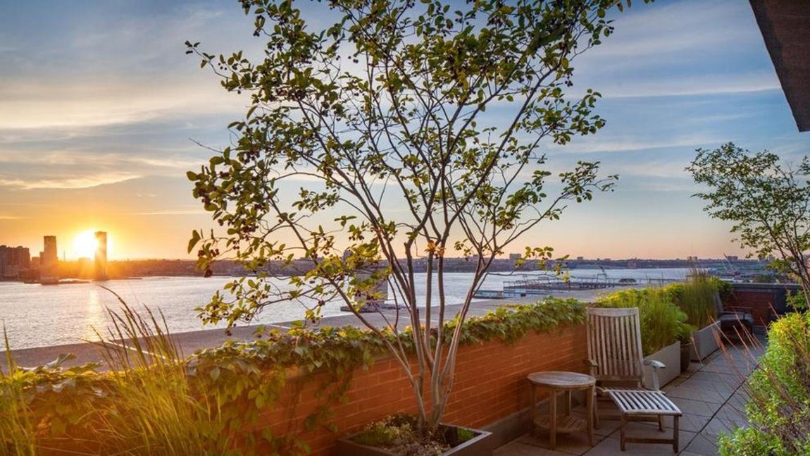 Pequeña terraza. Con un precio de 16,5 millones de euros, cinco millones menos que la cifra que puso en 2018 y seis millones más que el precio que ella pagó en 2017 por esta vivienda en Manhattan, Meryl Streep pretende desprenderse de una casa que lo tiene todo. Su excelente ubicación y los más de 1.200 metros cuadrados la convierten en una de las mejores viviendas de esta conocida zona en Nueva York.