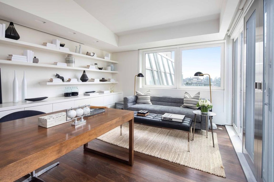 Oficina. Las impresionantes vistas que se pueden disfrutar desde esta vivienda son impresionantes gracias a los grandes ventanales de los que está dotada la casa.