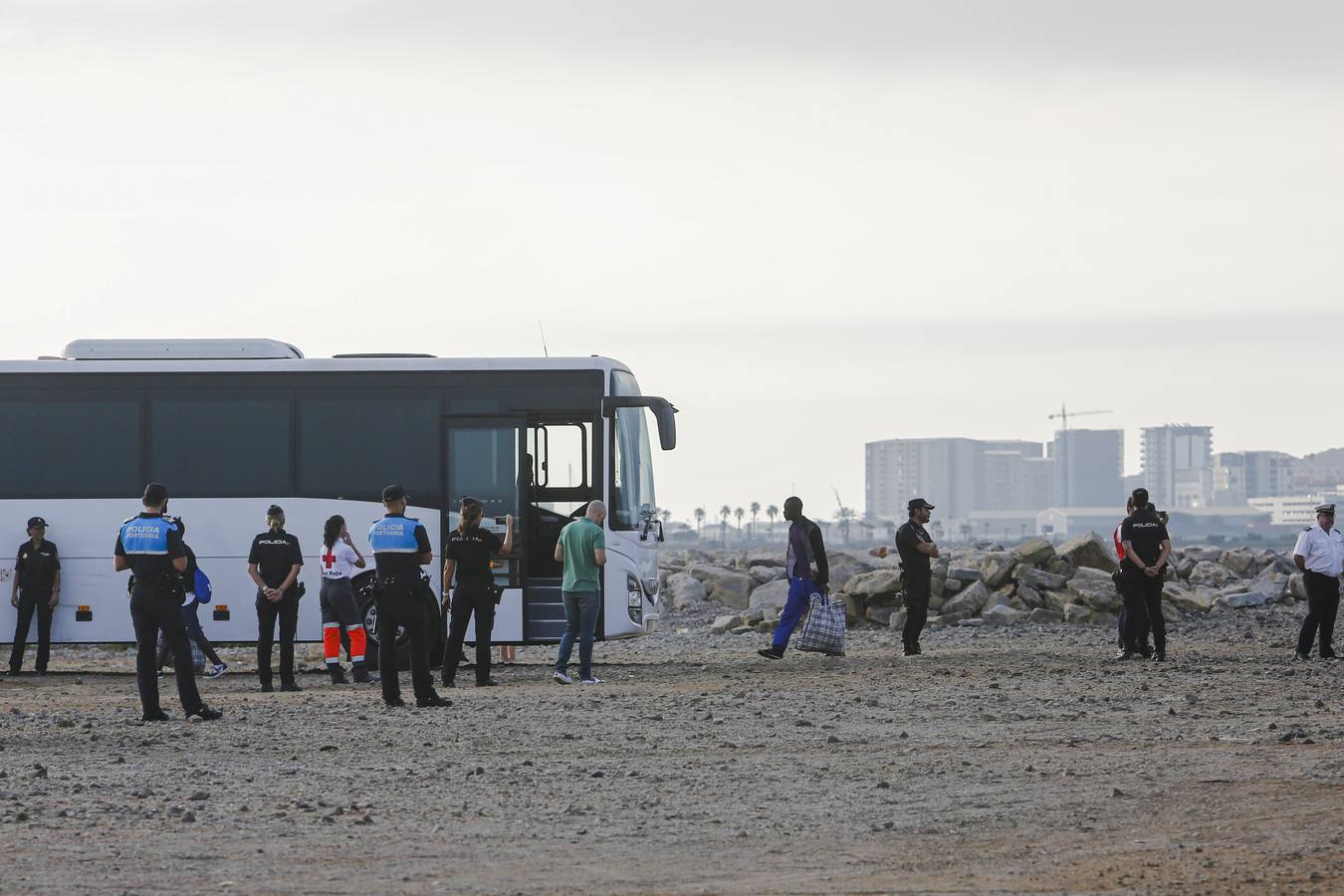 FOTOS: Desembarco de los migrantes del Open Arms en San Roque