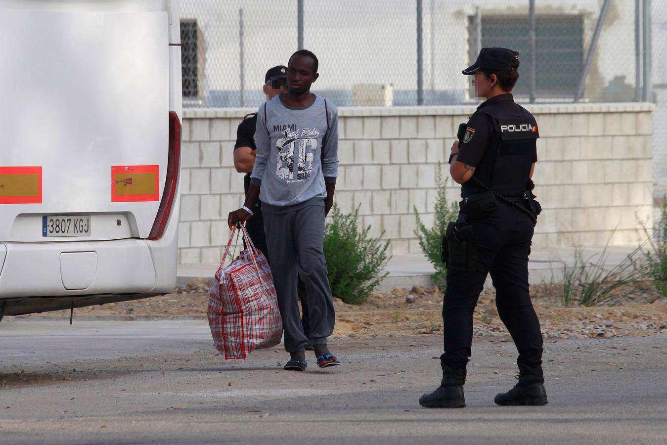 FOTOS: Desembarco de los migrantes del Open Arms en San Roque