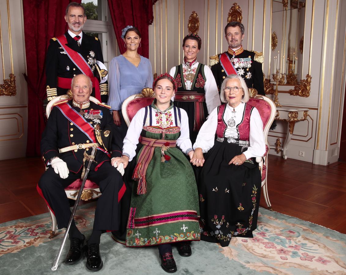 La Princesa Ingrid Alexandra junto a sus padrinos. La Princesa Ingrid Alexandra de Noruega posa con sus padrinos, Rey Felipe VI de España, la Princesa Victoria de Suecia, la Princesa Marta Luisa de Noruega, el Príncipe Federico de Dinamarca, el Rey Harald V y Marit Tjessem, con motivo de su confirmación