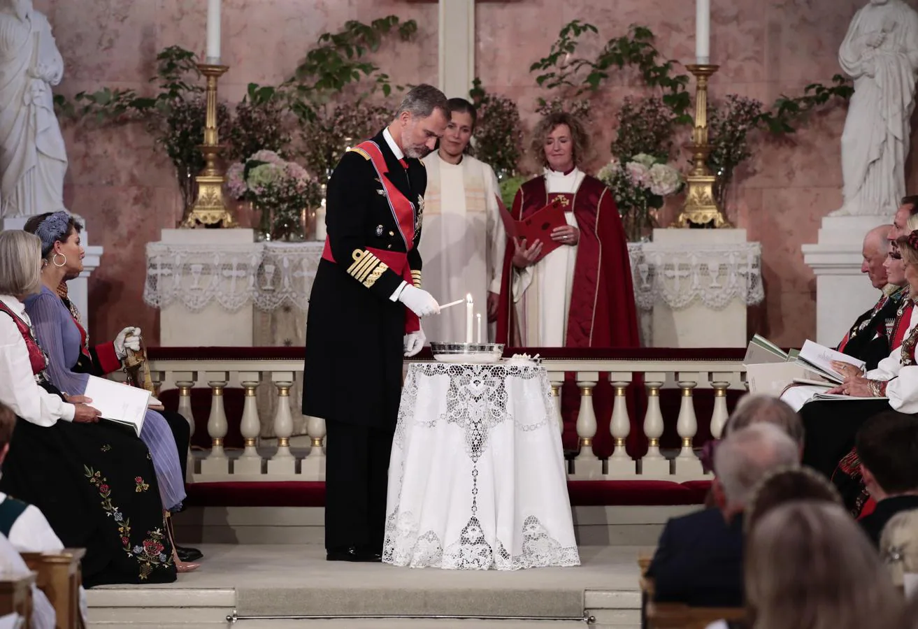 El Rey Felipe VI en la confirmación de su ahijada. El Rey Felipe VI de España encendiendo velas durante la confirmación de su ahijada, la Princesa Ingrid Alexandra de Noruega