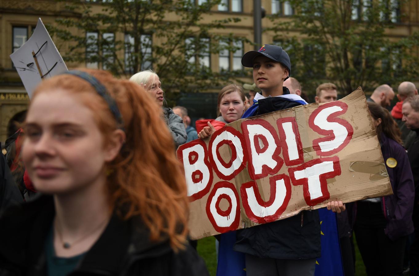 Muñecos con la cara de Boris Johnson y decenas de banderas europeas: así están siendo las protestas del Reino Unido