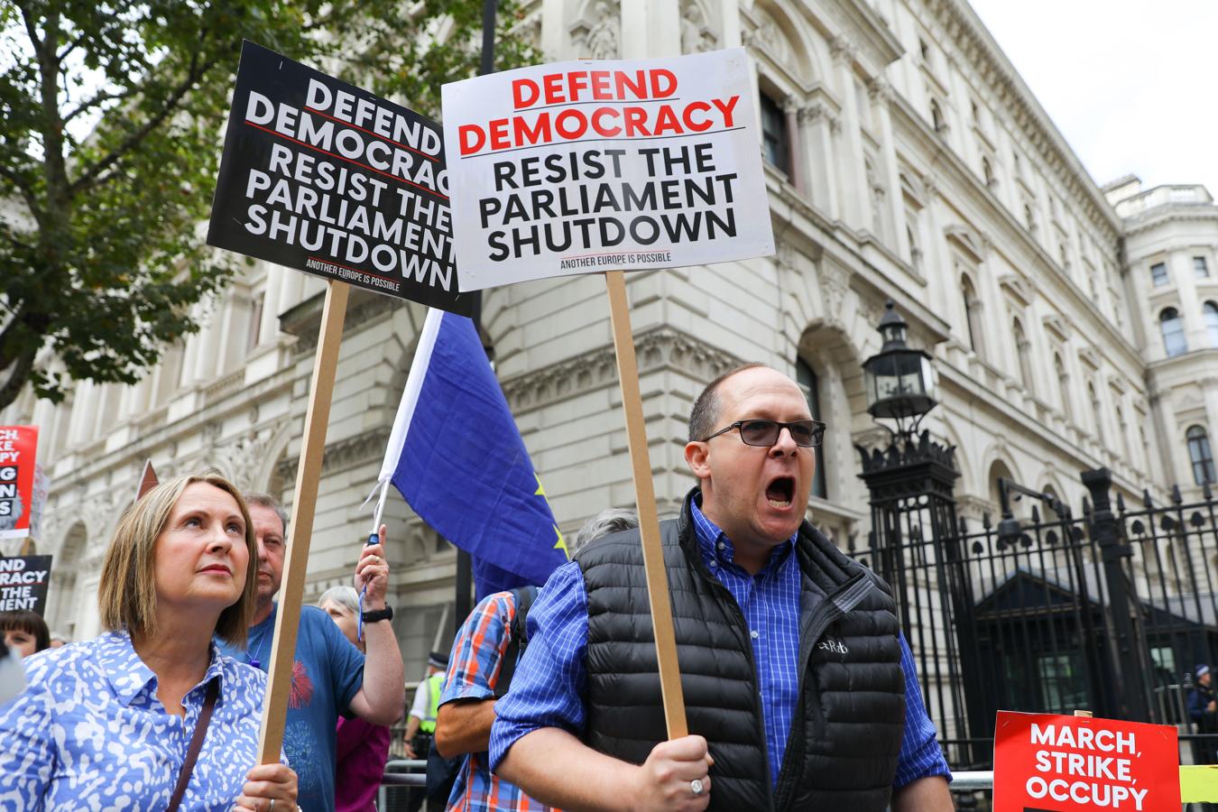 Muñecos con la cara de Boris Johnson y decenas de banderas europeas: así están siendo las protestas del Reino Unido