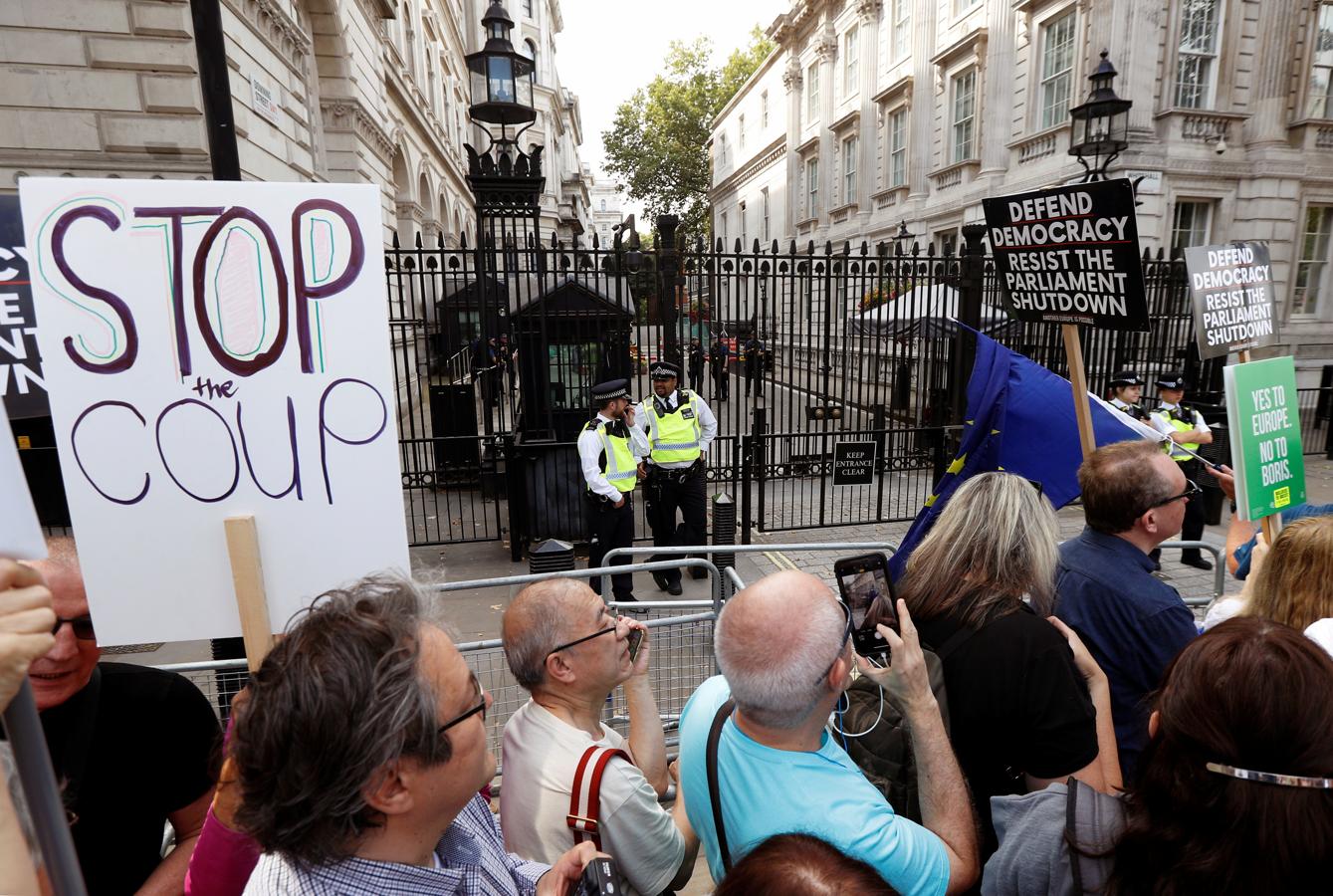 Muñecos con la cara de Boris Johnson y decenas de banderas europeas: así están siendo las protestas del Reino Unido