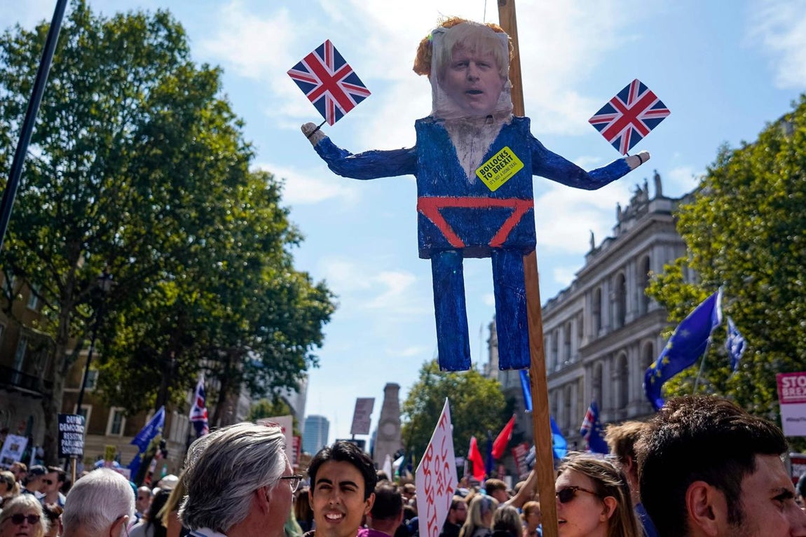 Muñecos con la cara de Boris Johnson y decenas de banderas europeas: así están siendo las protestas del Reino Unido