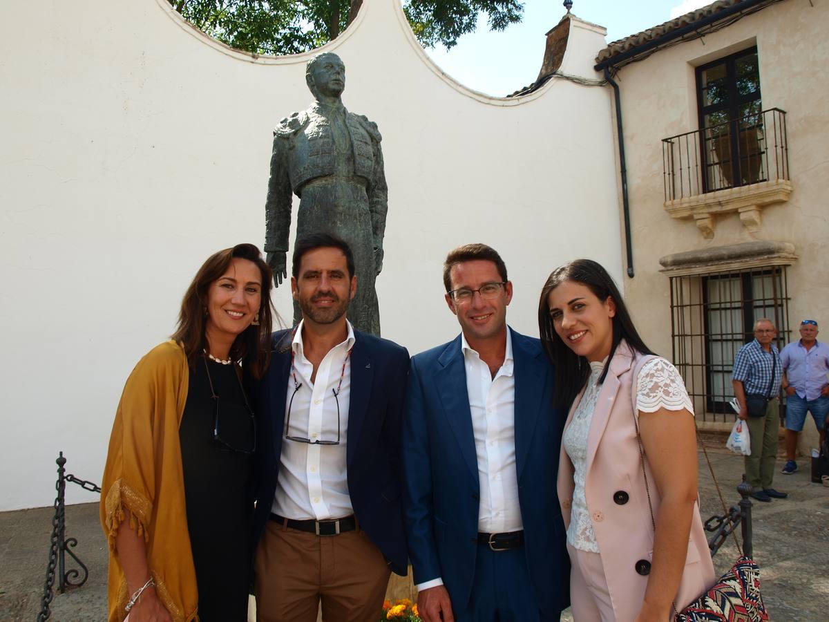 Beatriz Mayo, Daniel Parejo, Rodrigo Mayo y Ángela Manso, junto al monumento a Ordoñez