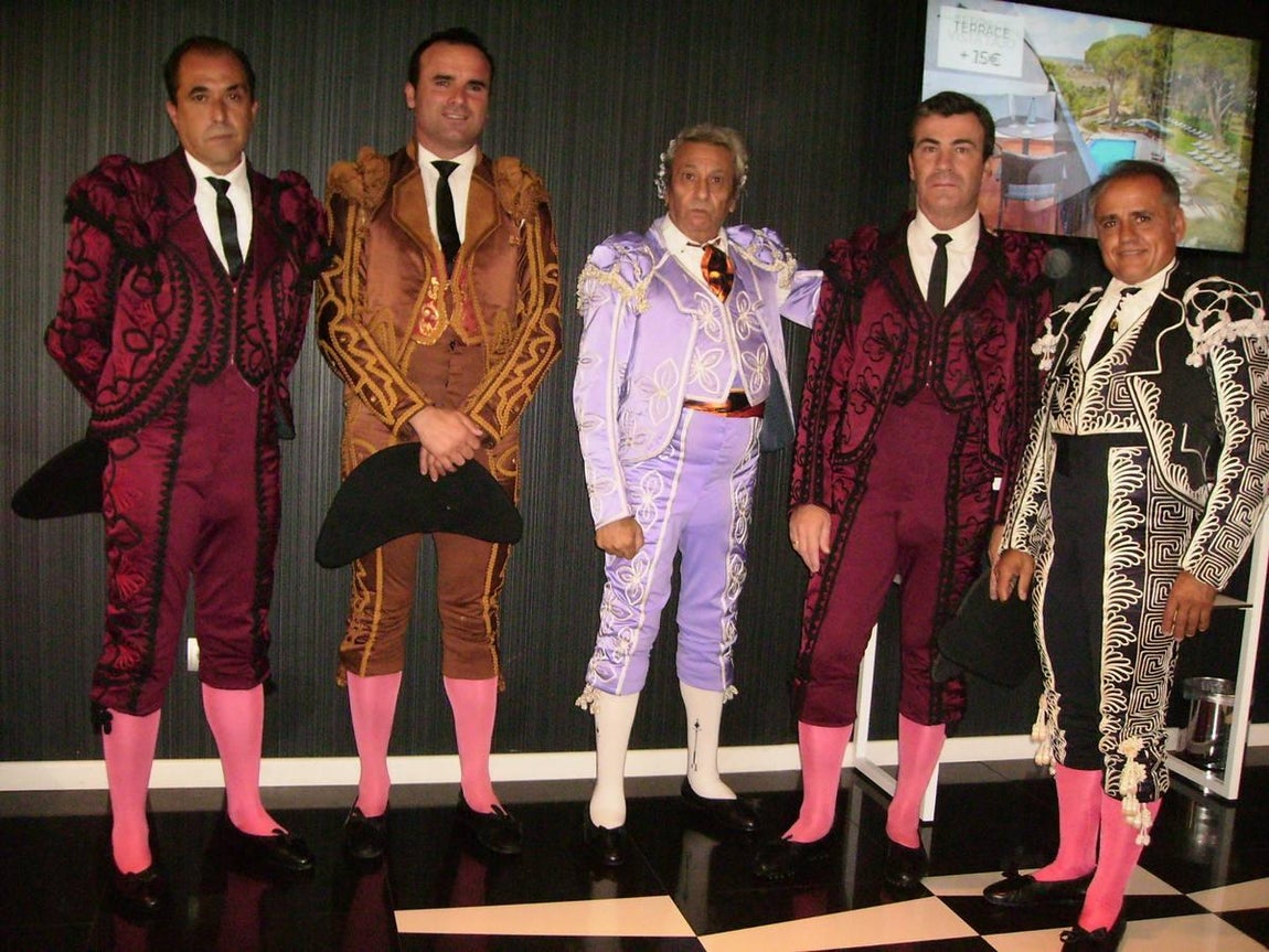 Cuadrilla de Morante esperando la bajada del maestro en el hotel Reina Victoria