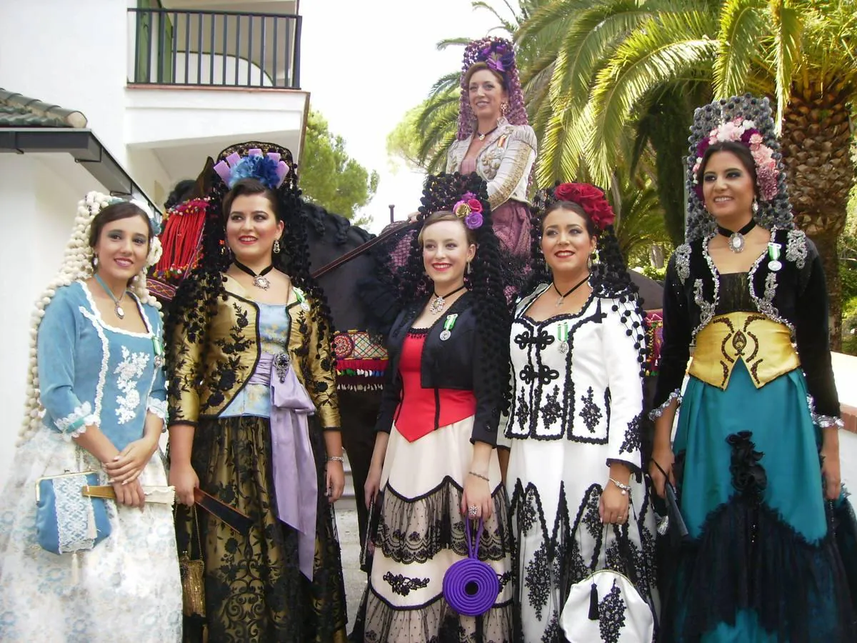 La presidenta de las Damas Goyescas de Ronda, María Dúctor, junto a sus jóvenes damas