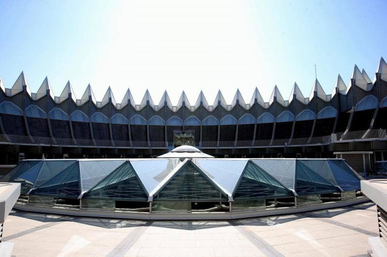 Agujas o «espinas» que coronan el edificio. Fue un proyecto de los arquitectos Fernando Higueras y Antonio Miró.