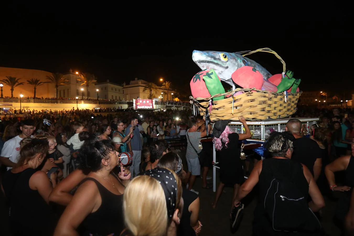 FOTOS: Buen ambiente en el entierro de la caballa en Cádiz