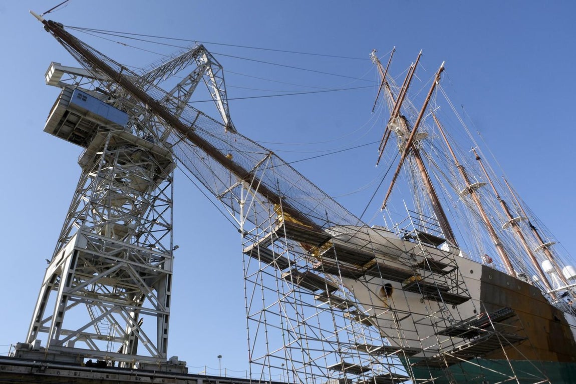 FOTOS: Dentro del dique del Juan Sebastián de Elcano