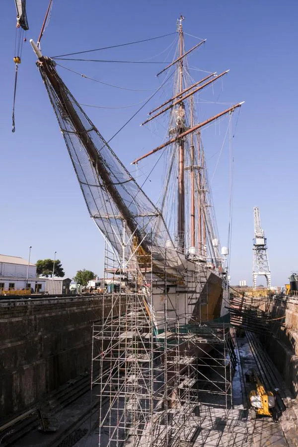 FOTOS: Dentro del dique del Juan Sebastián de Elcano