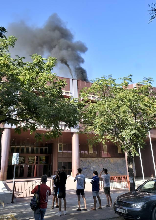 En imágenes, el incendio de la Escuela Superior de Ingeniería de Sevilla