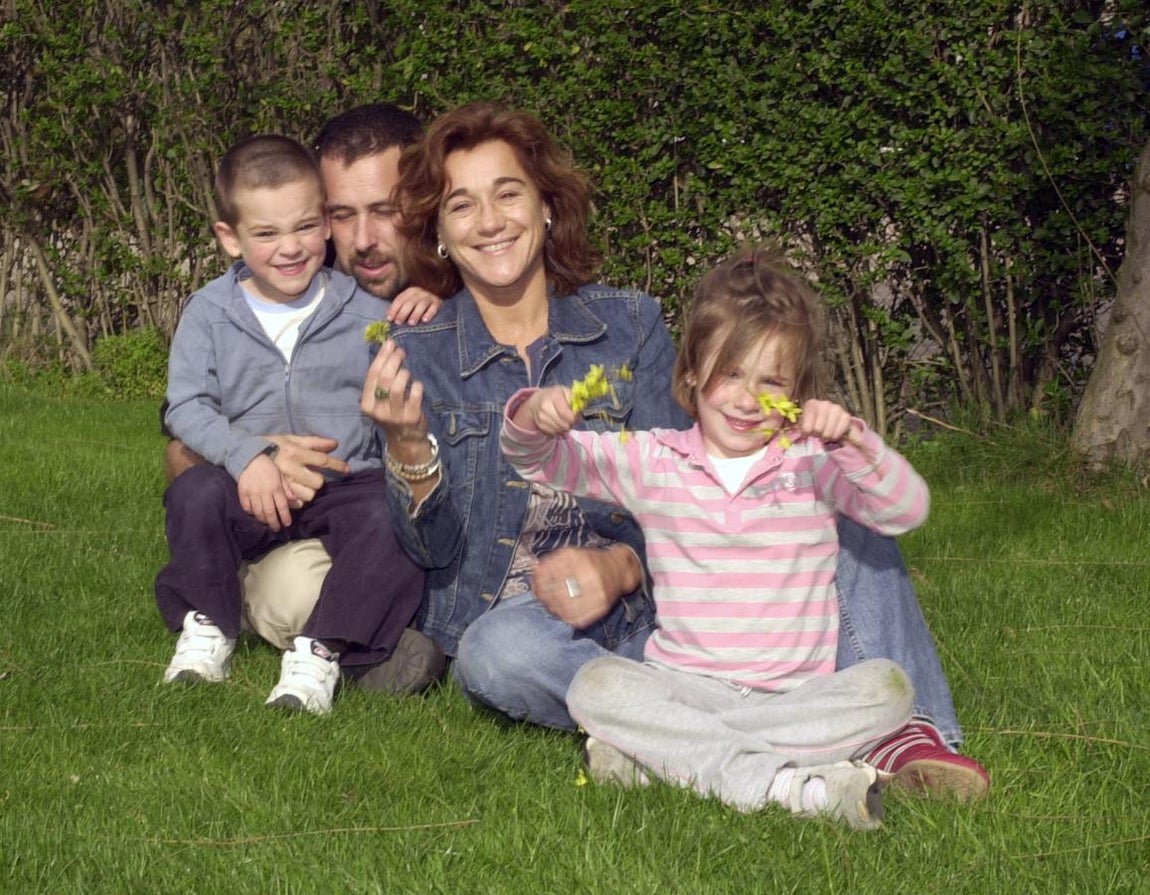 La antigua campeona olímpica, Blanca Fernández Ochoa, junto a su compañero, David Fresneda y sus dos hijos, Olivia y David, recuperada de una afeccción tropical tras el concurso de televisión «La selva de los famosos», en 2004. 