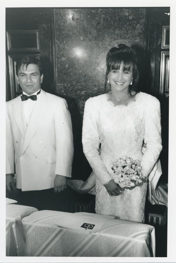 La campeona de esquí Blanca Fernández Ochoa se casó en la Basílica del Monasterio de El Escorial. En la imagen, Blanca Fernández Ochoa y Danielle Fioretto. 