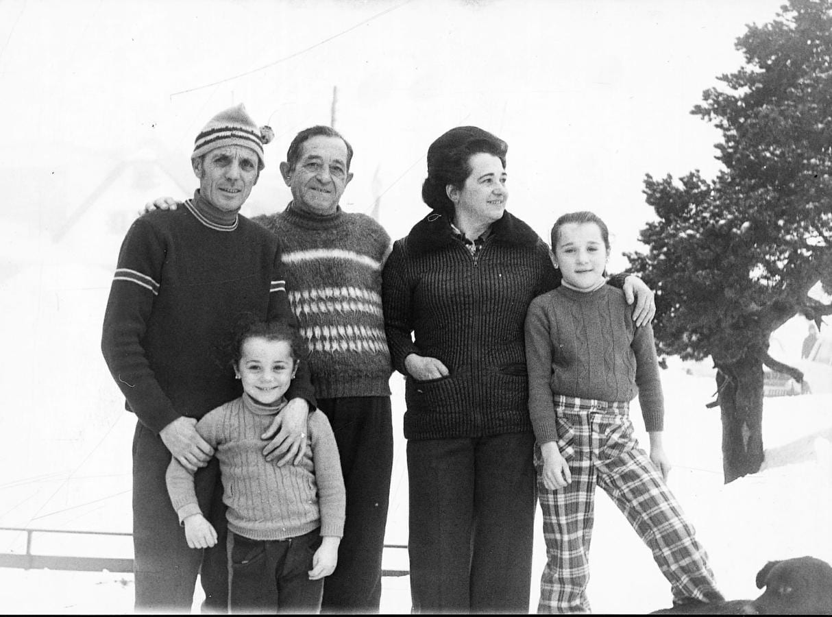 Blanca Fernández Ochoa, de pequeña, con su familia, en 1972. 