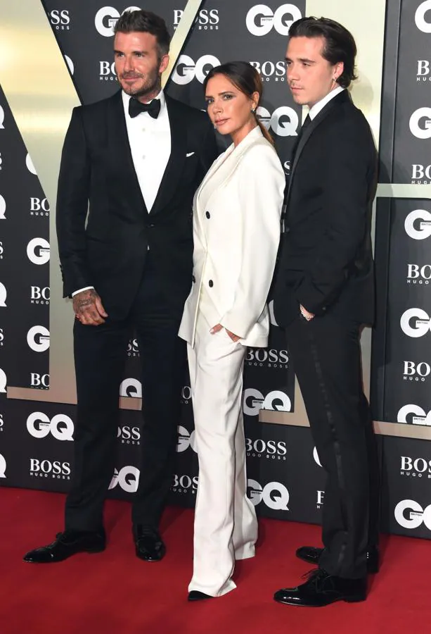David, Victoria y Brooklyn Beckham. El pasado martes, Londres acogió a numerosas «celebrities», quienes desfilaron por la alfombra roja con motivo de la gala de los «GQ Men of The Year Awards 2019»