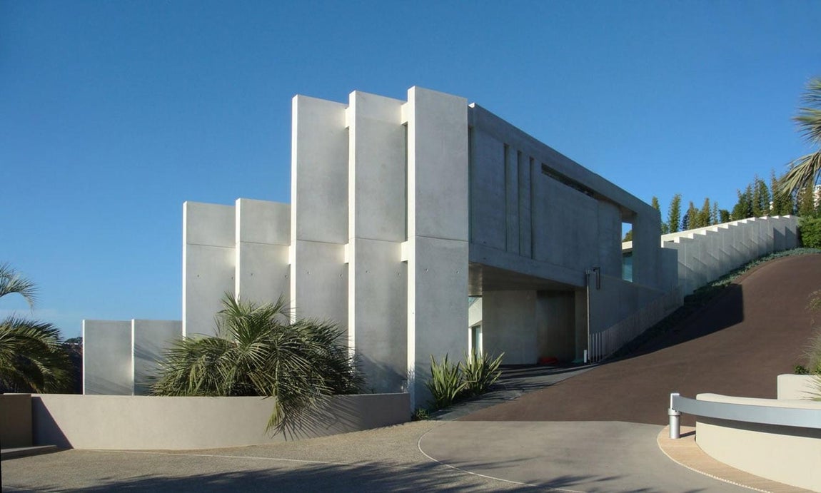 Diseñada por el arquitecto Wallace E. Cunningham, la mansión Razor House se encuentra ubicada en un enclave de lujo al borde de un acantilado de una de las zonas más exclusivas de California, La Jolla.
