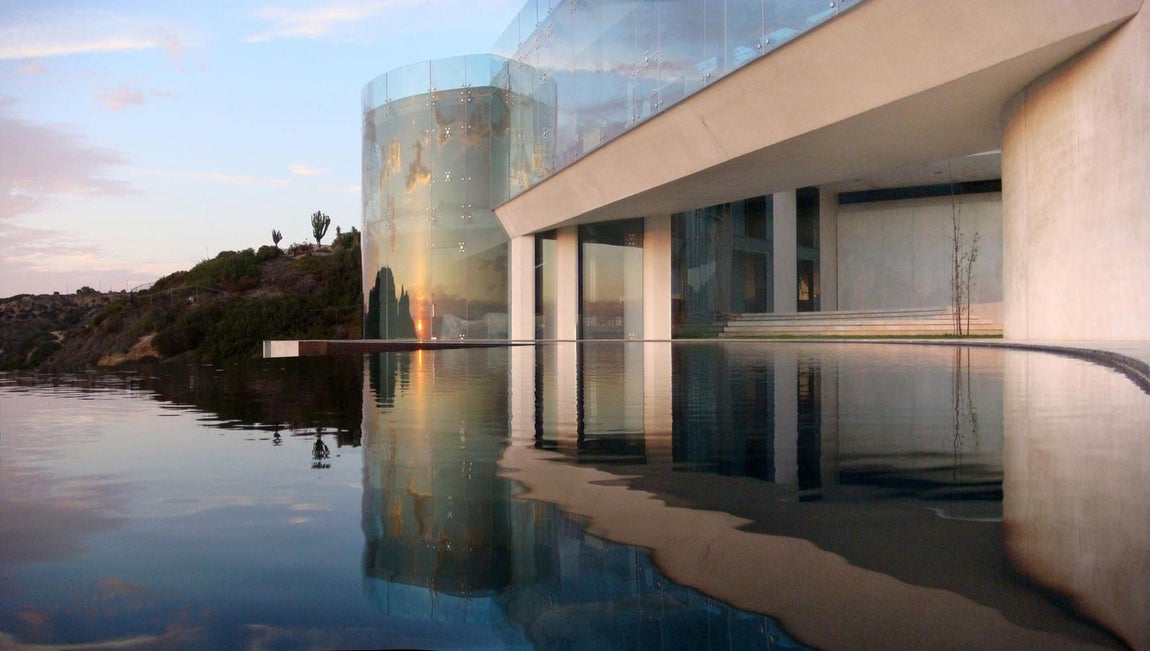 La propiedad cuenta con una extensión de 3.102 metros cuadrados. y con todo tipo de comodidades.