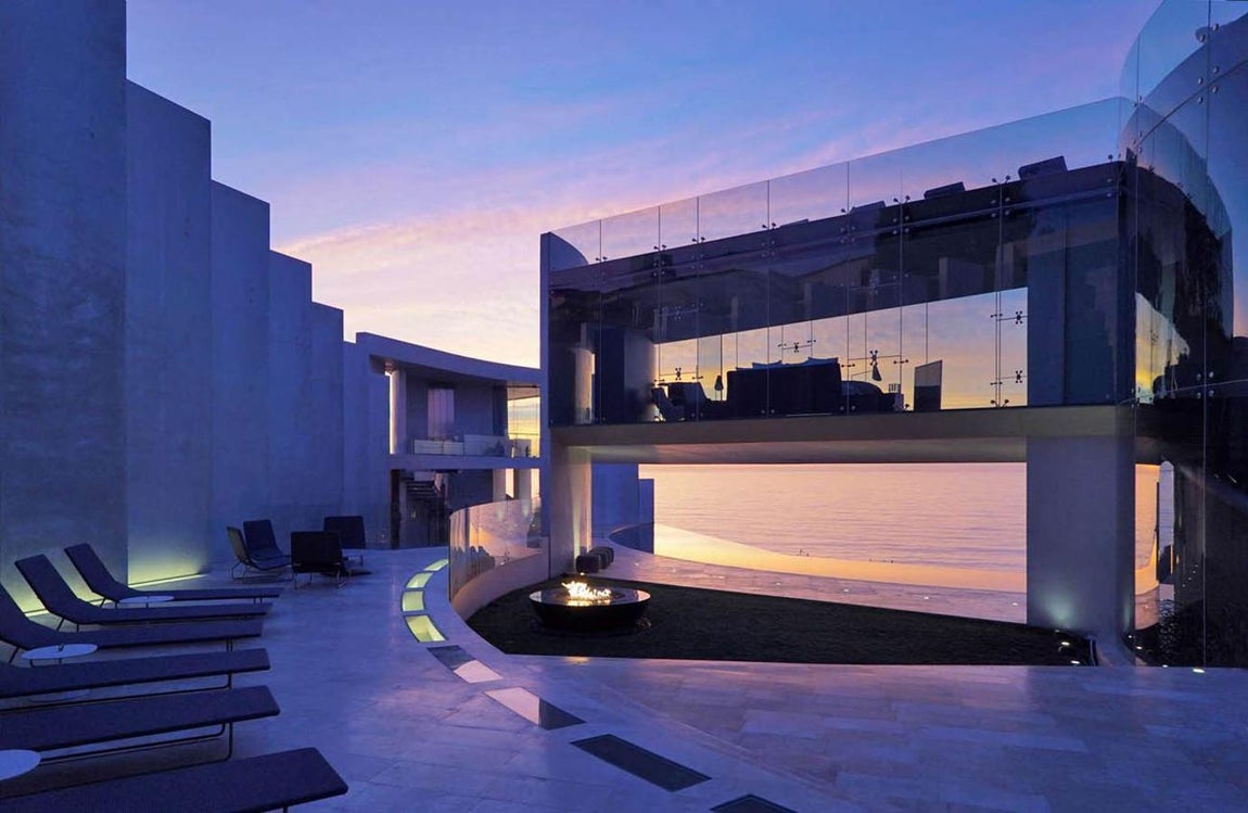 De inspiración futurista, está construida con acero, vidrio, mármol travertino y revestida de nogal