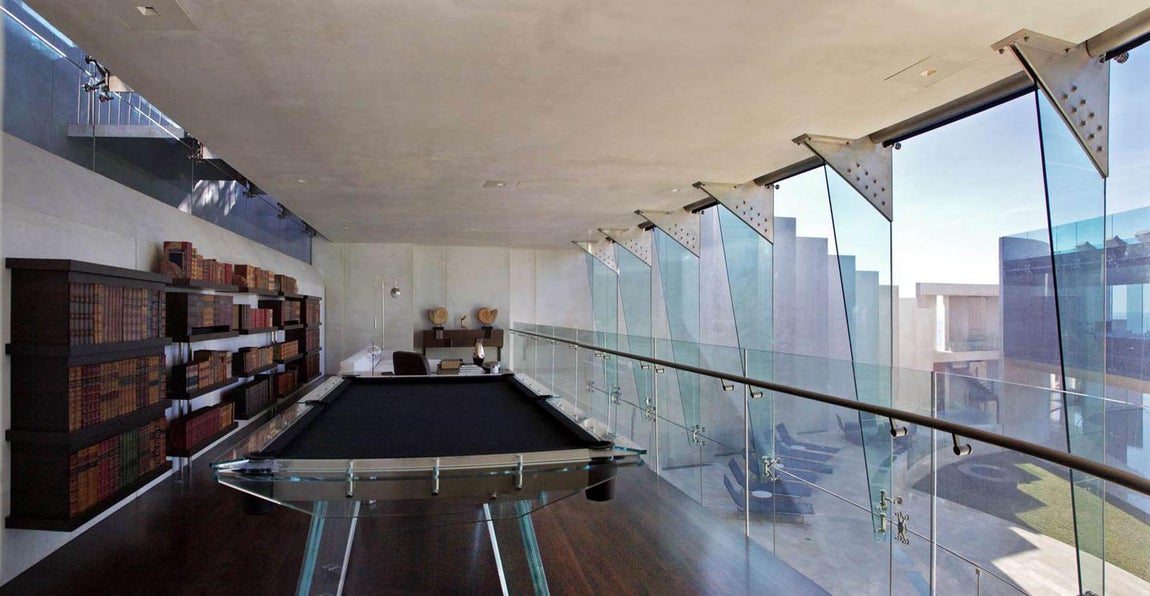 En el interior podemos encontrar cuatro dormitorios, la sala de estar circular que vemos en las películas en la uqe Iron Man guarda sus trajes, una biblioteca, sala de proyección, una sala de billar, cuya mesa está diseñada por Ralph Lauren y dos cocinas.