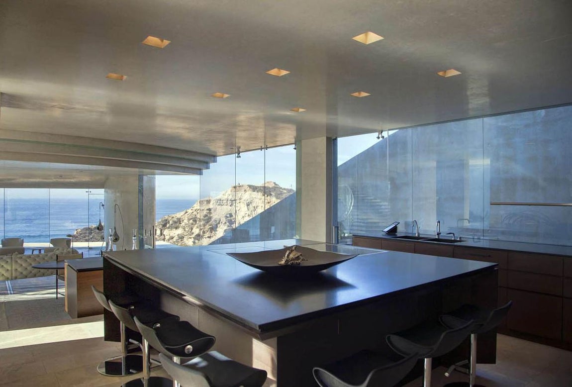 Además, la mansión cuenta con una casa de huéspedes independiente con dos dormitorios más.