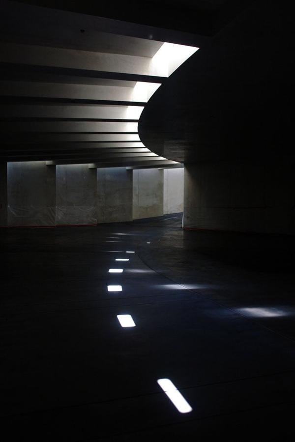 Vistas y juegos de sombras en el garaje.