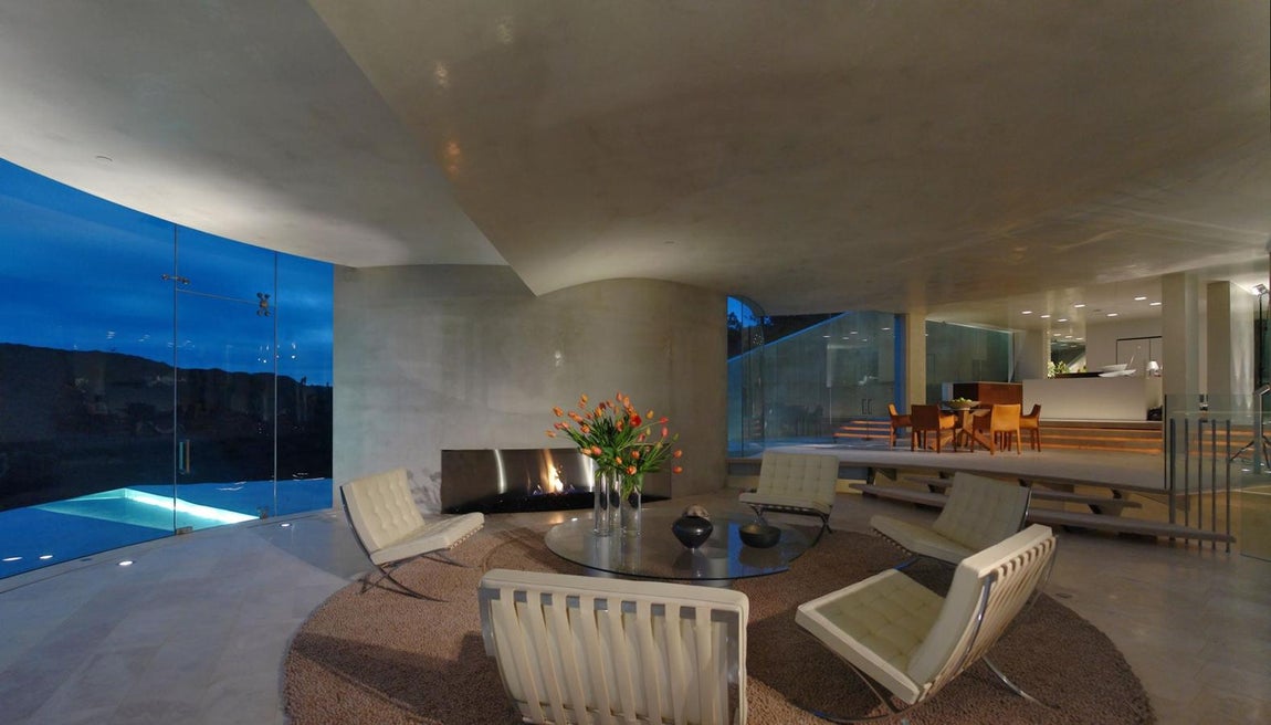 En el interior de la mansión pueden apreciarse además varias chimeneas de diseño.