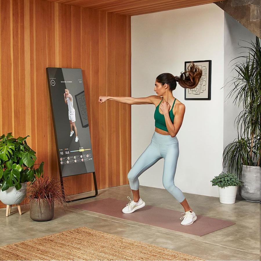 Gimnasio virtual. Aunque a primera vista se trate de un simple espejo, se trata de un accesorio de lo más innovador que va a hacer las delicias de los más fitness. Podrás tener tu propio gimnasio virtual en casa, sin necesidad de salir a la calle y donde practicarás, entre otras disciplinas yoga, pilates, boxeo... Trabajarás de forma interactiva con profesionales del fitness que se asegurarán de que estás haciendo los ejercicios correctamente. Mirror, como así se llama este accesorio, requiere una suscripción y una conexión a Internet para participar en los entrenamientos en vivo y usar la biblioteca del aparato. Su precio alcanza los 13,43 euros, y es toda una inversión.