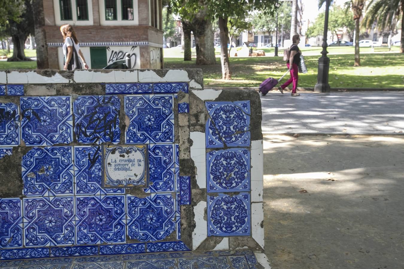 En imágenes, el deterioro de los azulejos de los Jardines de la Agricultura de Córdoba