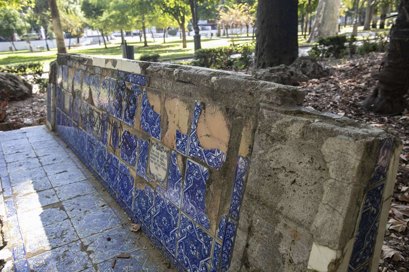 En imágenes, el deterioro de los azulejos de los Jardines de la Agricultura de Córdoba