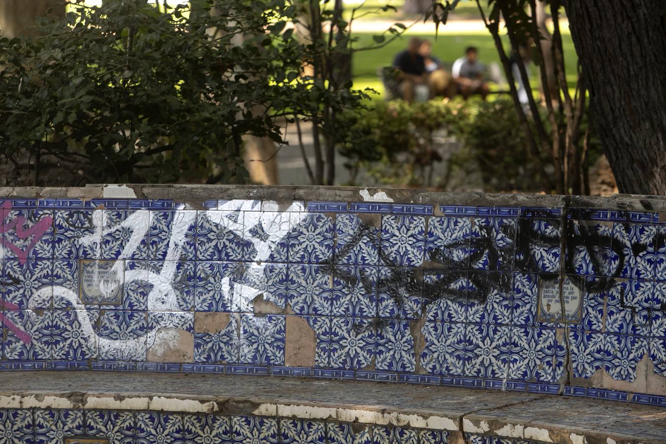 En imágenes, el deterioro de los azulejos de los Jardines de la Agricultura de Córdoba