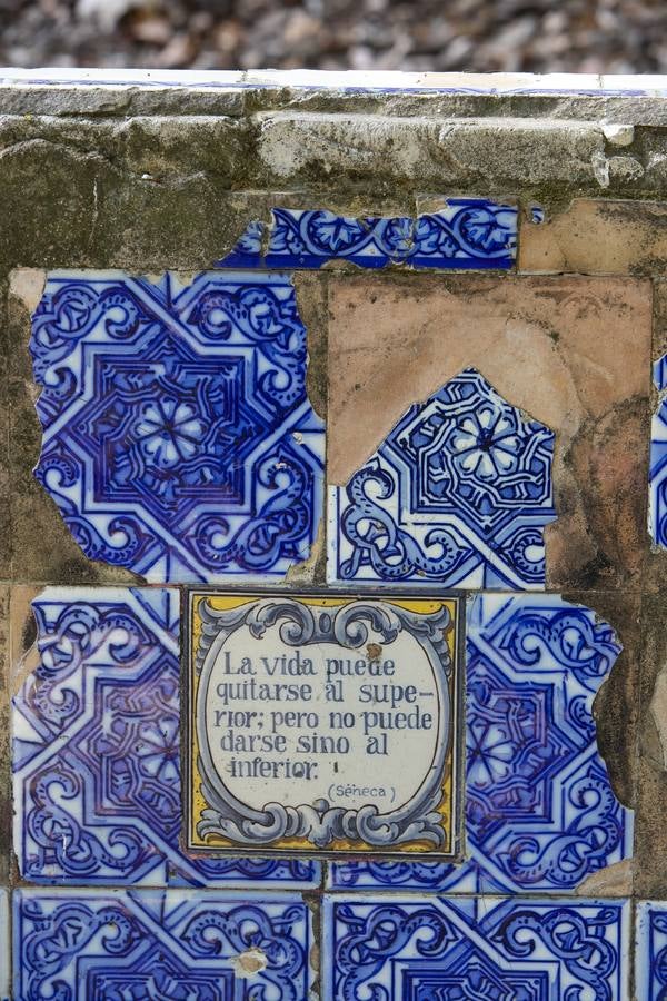 En imágenes, el deterioro de los azulejos de los Jardines de la Agricultura de Córdoba