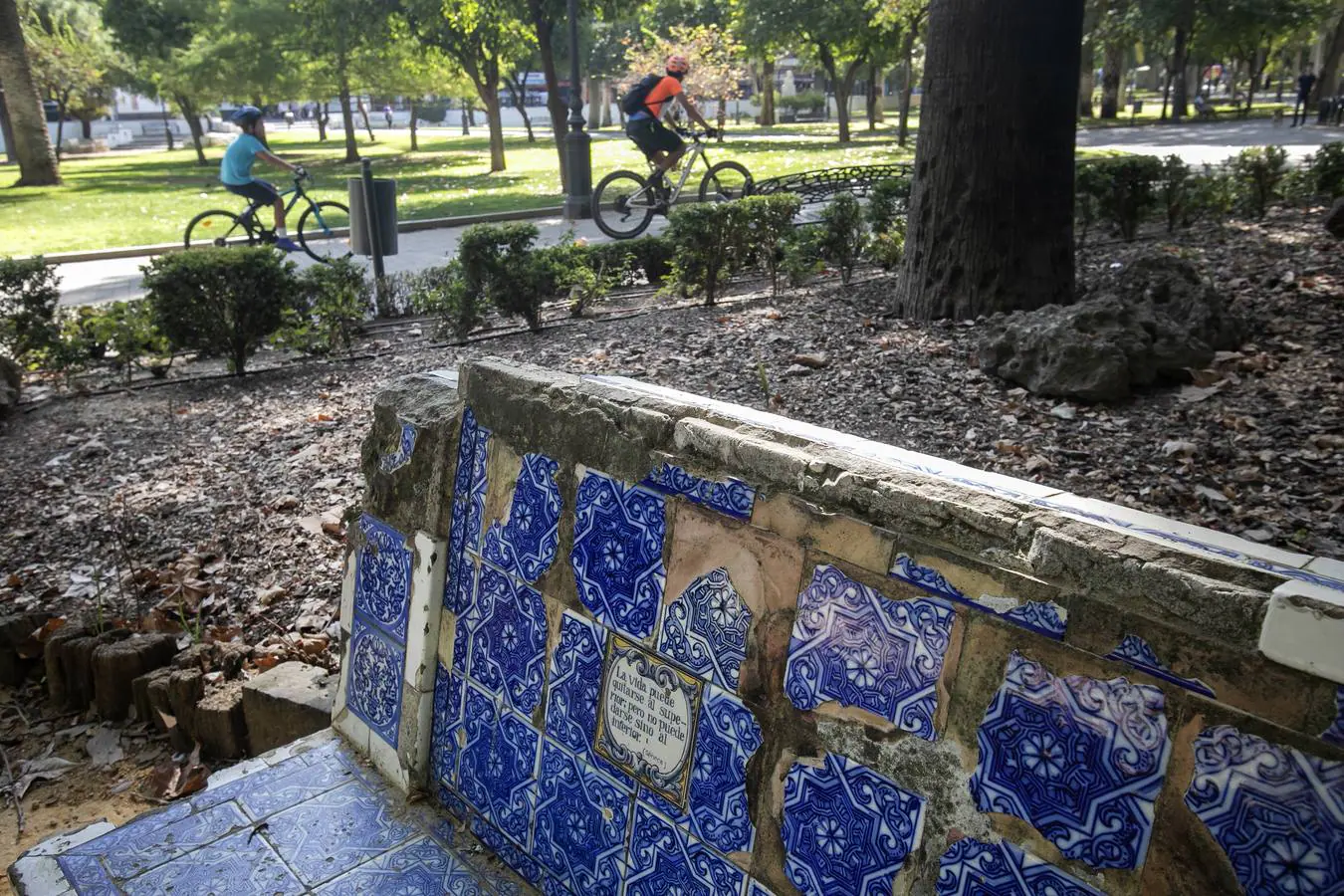 En imágenes, el deterioro de los azulejos de los Jardines de la Agricultura de Córdoba