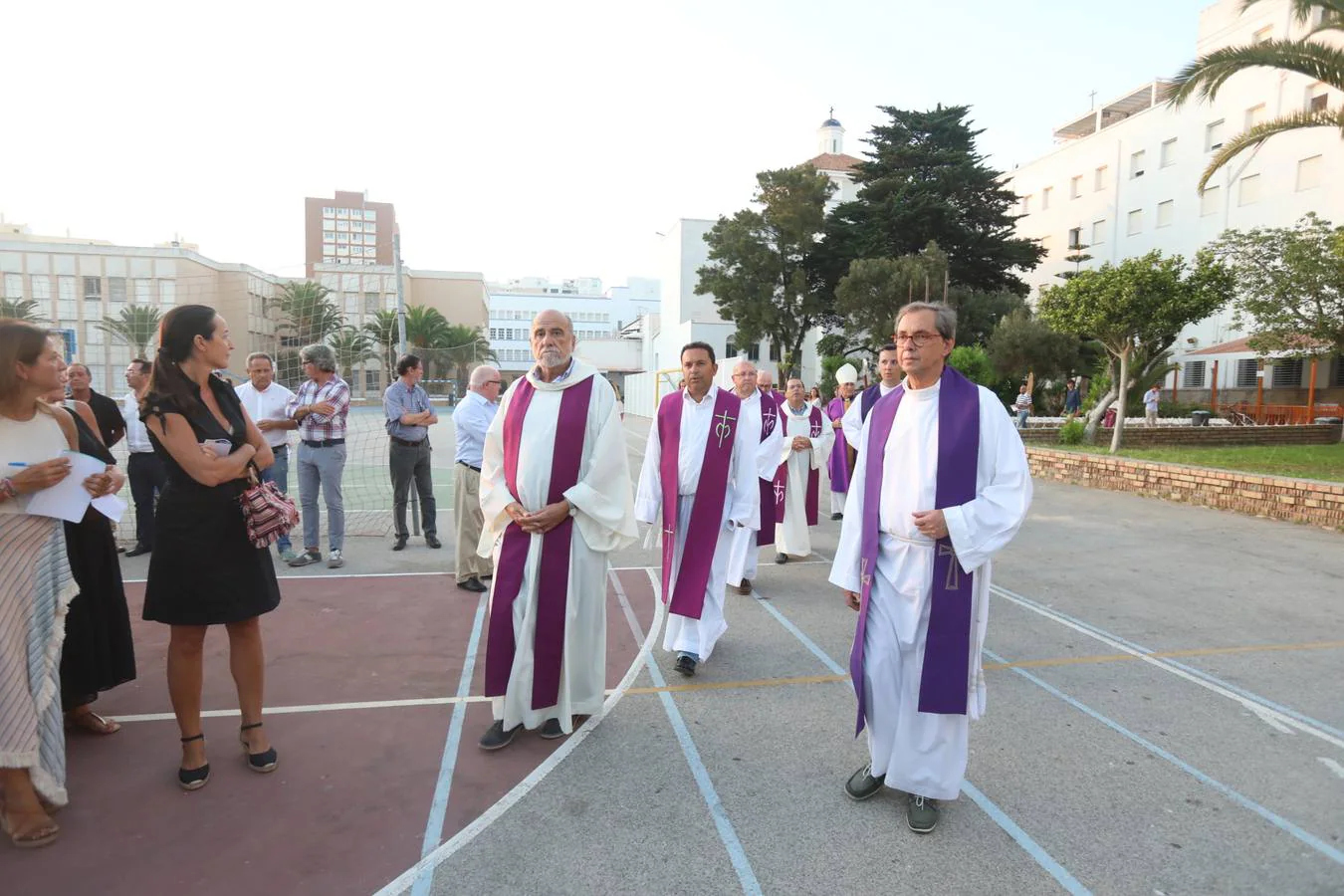 Emocionante despedida en Cádiz al padre Luis Castro