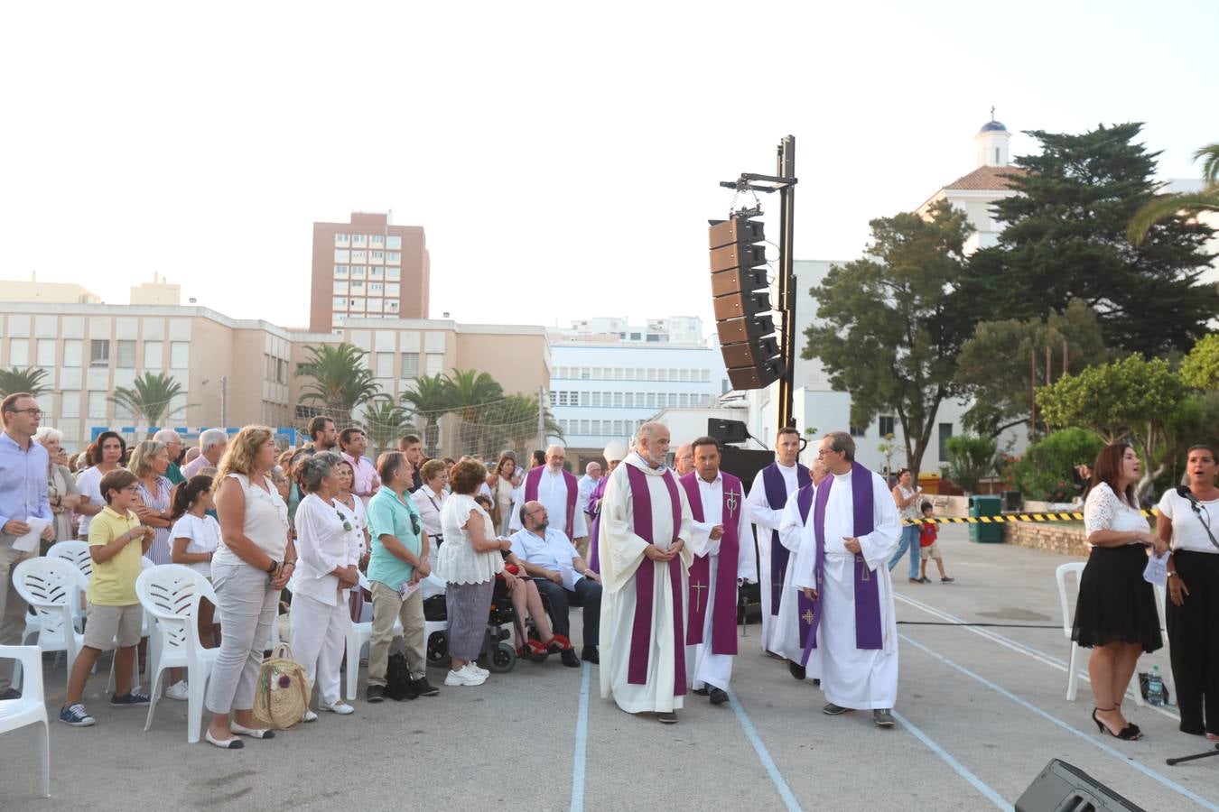 El sentido adiós al padre Luis Castro en el colegio San Felipe Neri, en imágenes