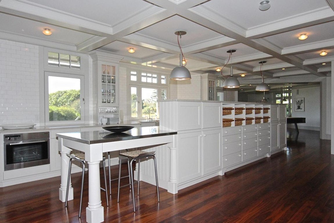 La mansión cuenta con una impresionante cocina profesional, siete habitaciones, amplios espacios comunes, un enorme jardín con piscina y chimenea al aire libre, e incluso un jacuzzi.